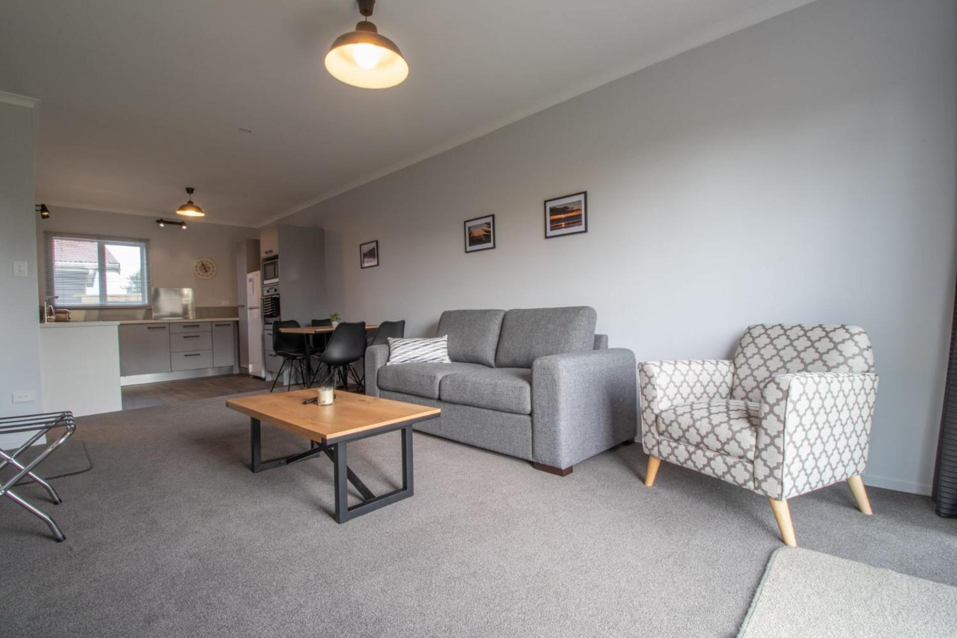 The Flight Pad Window Seat Pet Friendly Apartment *