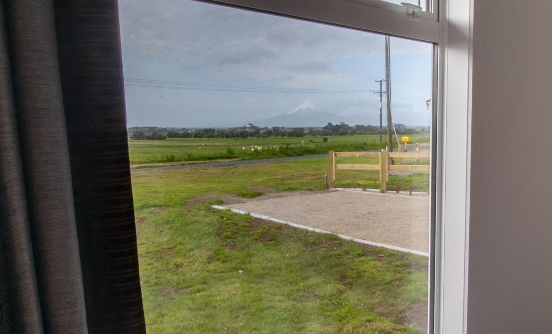 The Flight Pad Window Seat Pet Friendly Apartment Waitara